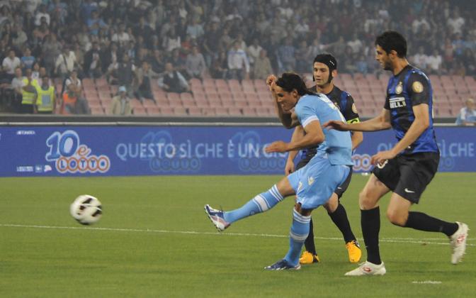 Cavani, fra Chivu e Ranocchia, sfrutta l'assist di Pandev:  il destro dell'1-0 sull'Inter. Ap